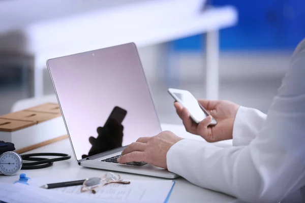 Arts aan het werk in de kliniek — Stockfoto