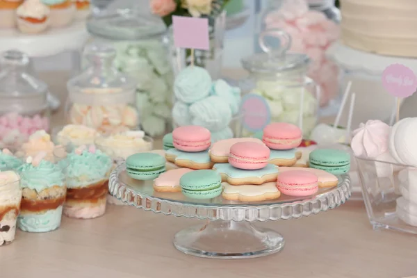 Leckere Süßigkeiten auf dem Tisch — Stockfoto