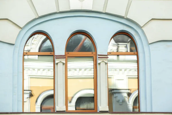 Vintage building with arched windows — Stock Photo, Image