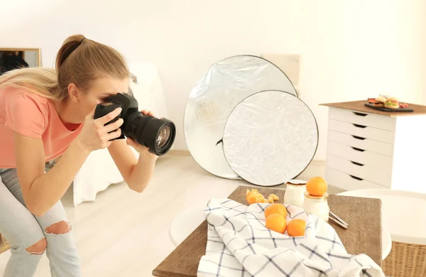 Žena, Fotografování potravin — Stock fotografie