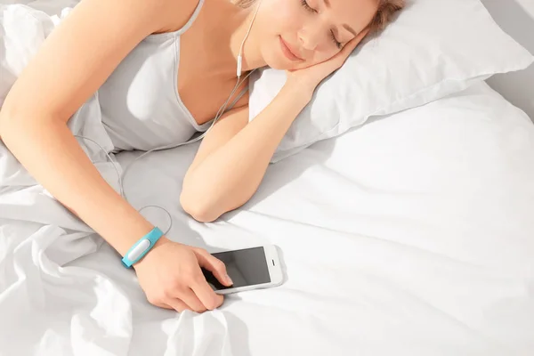 Mujer joven escuchando música — Foto de Stock