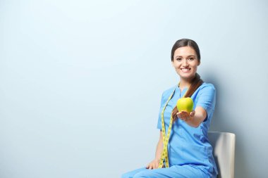 Genç kadın beslenme uzmanı