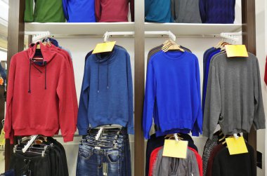 farklı kıyafet ile rafları 