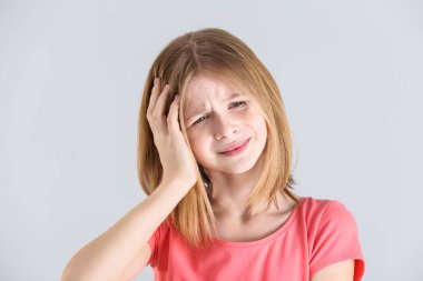 Kız baş ağrısı çekiyor. 