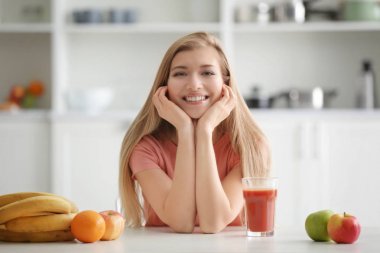 genç kadın ile bardak taze meyve suyu 