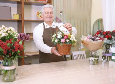 Çiçekçi holding sepet çiçekli