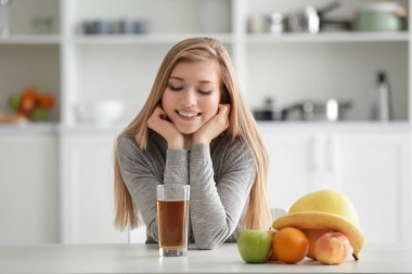 bardak taze meyve suyu kadınla 