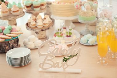 Tatlılar masada ahşap dekor