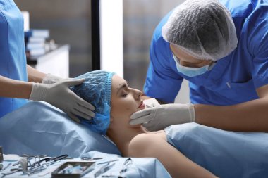 Plastik cerrahi kliniğinde yüz enjeksiyon yapma