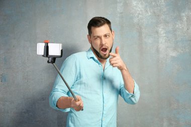 Genç adam alarak selfie