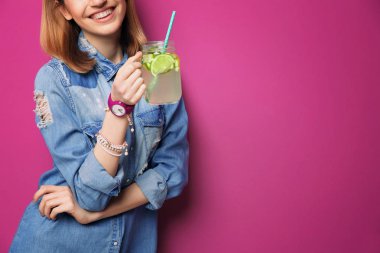 limonata ile genç kadın 