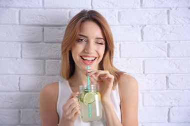 Limonata ile güzel genç kadın 