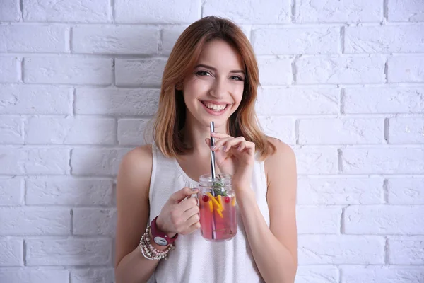 Красива молода жінка з лимонадом — стокове фото