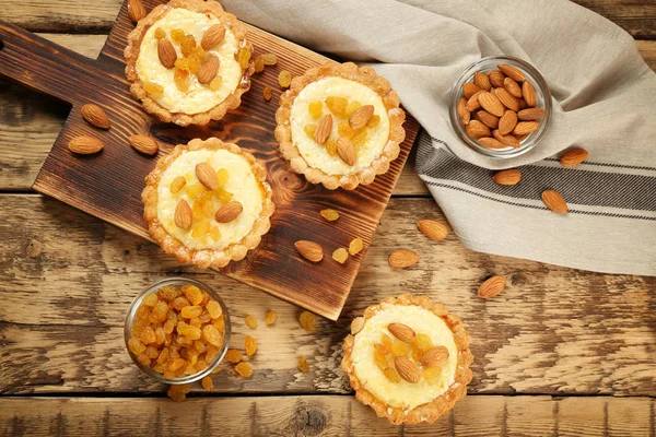 木板与美味香酥蛋挞 — 图库照片