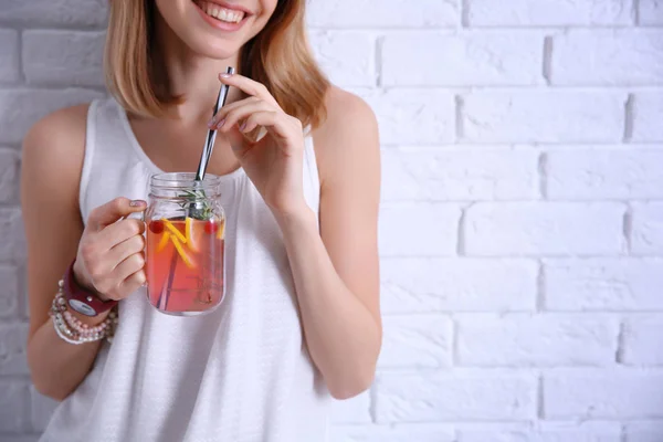 Mujer joven con limonada — Foto de Stock