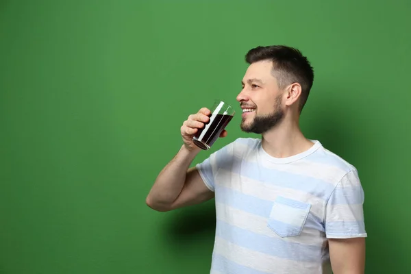 Bello uomo in posa con succo — Foto Stock