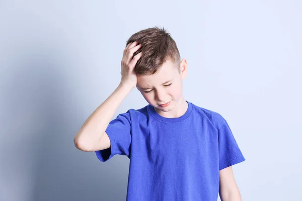 Jongen die lijden aan hoofdpijn — Stockfoto