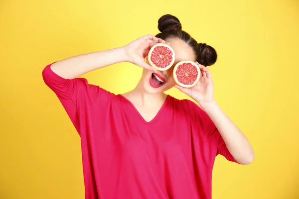 Schöne junge Frau mit Grapefruithälften — Stockfoto