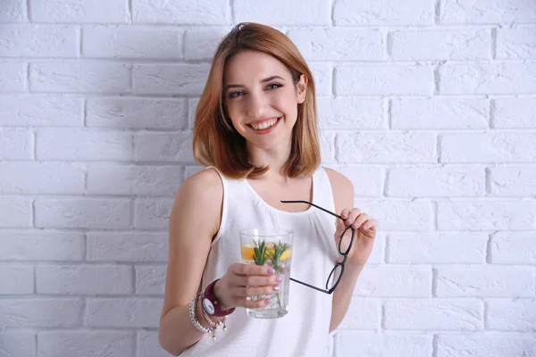 Limonata ile güzel genç kadın