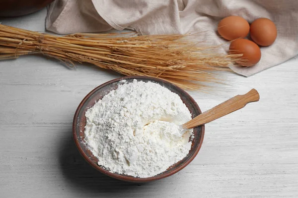 Mangkuk dengan tepung, gandum dan telur — Stok Foto