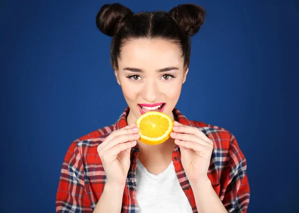 Güzel bir genç kadın portakal ilepiękna młoda kobieta z orange — Zdjęcie stockowe