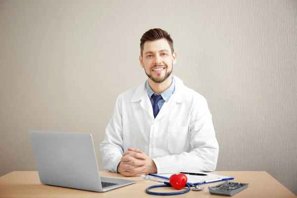 Guapo médico trabajando en portátil — Foto de Stock