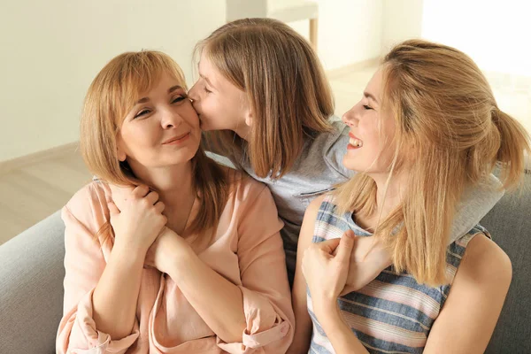 Mujer madura feliz con la familia — Foto de Stock