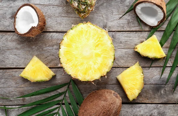 Taze ananas ve hindistancevizi — Stok fotoğraf