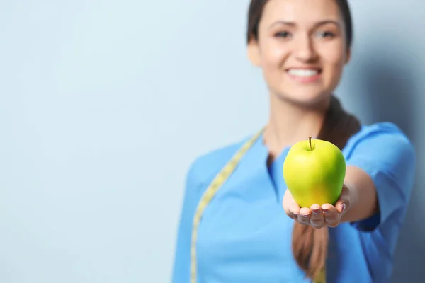 Jovem nutricionista feminina — Fotografia de Stock