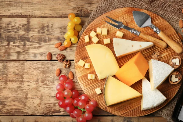 Ízletes sajt, szőlő és dió — Stock Fotó