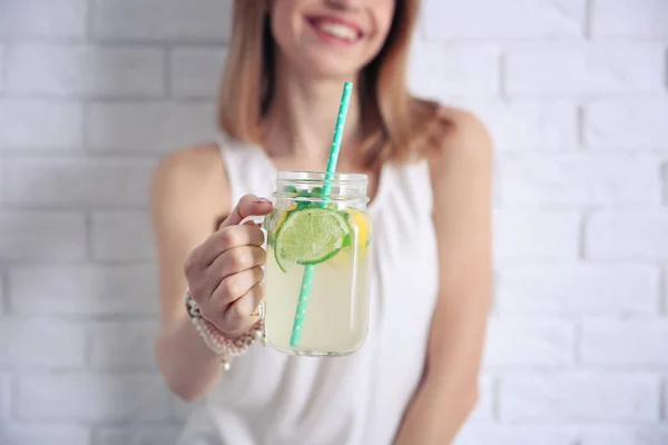 Jovem com limonada — Fotografia de Stock