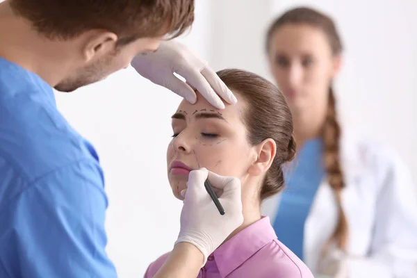 Plastisch Chirurg Merken Jonge Vrouw Gezicht Voorafgaand Aan Operatie Toe — Stockfoto