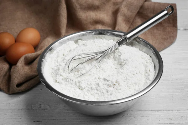 Tigela com farinha, ovos e corolla — Fotografia de Stock