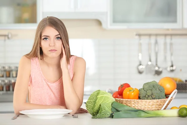 Junge Schöne Frau Mit Leerem Teller Und Gemüseset Der Küche — Stockfoto