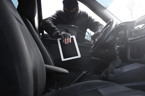 Ladrón robar tableta de coche — Foto de Stock