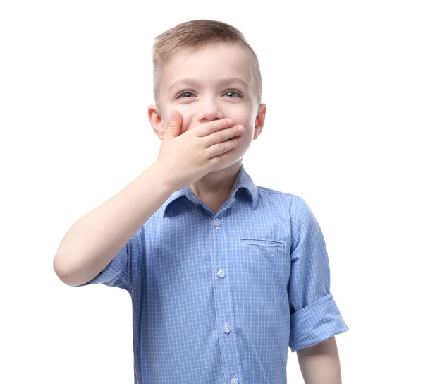 Liten pojke som täcker munnen med handen — Stockfoto