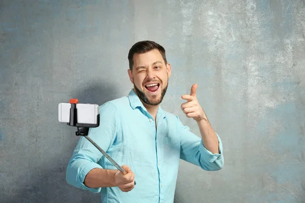 Joven tomando selfie —  Fotos de Stock