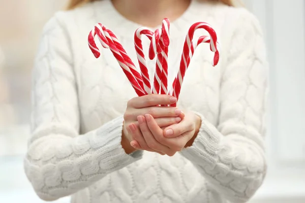 Mulher Segurando Candy Canes — Fotografia de Stock