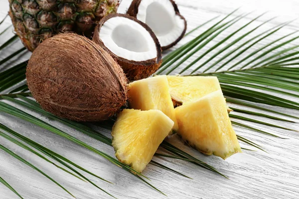 Ананасовые ломтики и кокос — стоковое фото