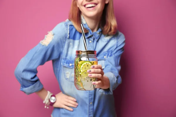 Mulher bonita com limonada — Fotografia de Stock