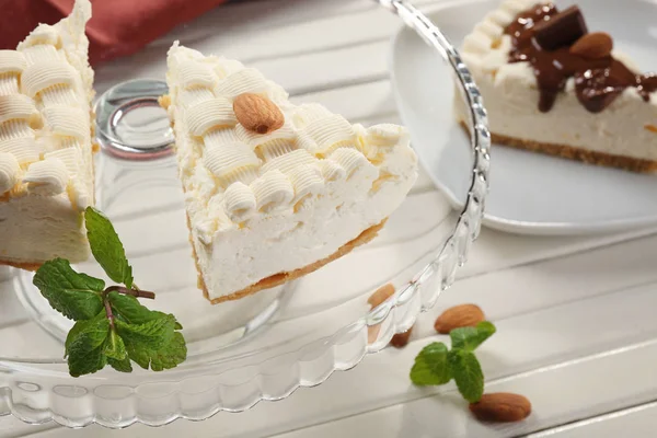 Pièce de délicieux gâteau au fromage — Photo