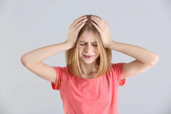 Dívka trpící bolestí hlavy — Stock fotografie