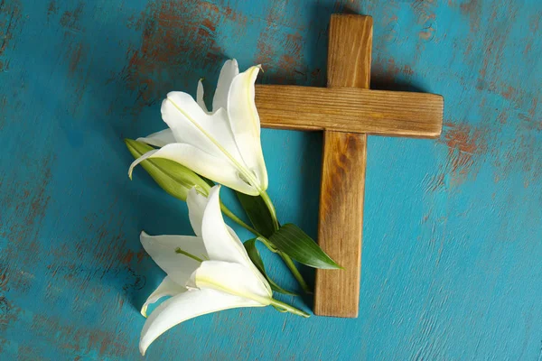 Drewniany krzyż i biała lilia — Zdjęcie stockowe