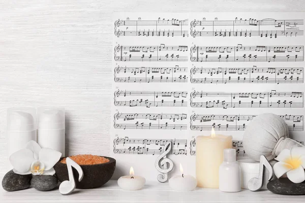 Accessoires de spa et notes de musique — Photo