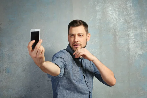 Mladý muž při selfie — Stock fotografie