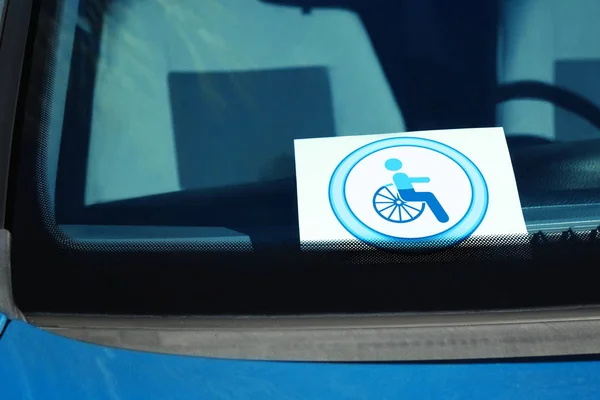 Símbolo de deficientes no carro — Fotografia de Stock