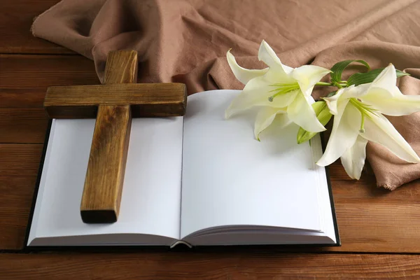 Cruz de madera, Santa Biblia y lirio — Foto de Stock