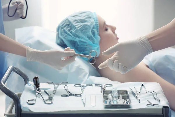 Assistente Que Instrumento Cirurgião Plástico Durante Operação Clínica Close — Fotografia de Stock