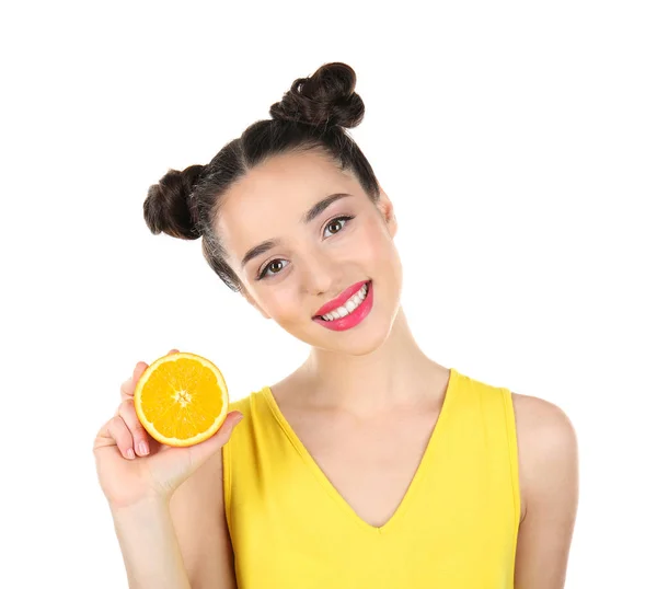 Schöne junge Frau mit Orange — Stockfoto