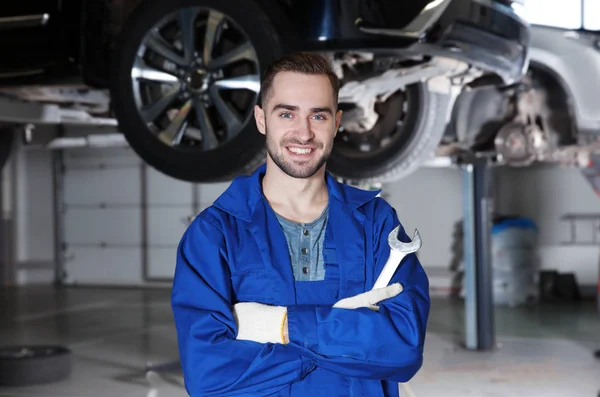 Junger Mechaniker mit Werkzeug — Stockfoto